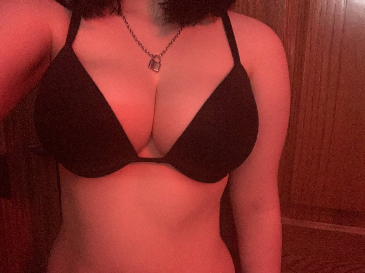 xSugar_Pillsx's tweet photo. new to nsfw twitter :)

-18
-she/her (but any pronouns are fine)
-pansexual 
-switch (dom leaning, depends who i’m with hehe)
-hard &amp; soft kinks
-big tiddy goth girl
-don’t save my shit :)

♥ &amp; ↻ would be appreciated! https://t.co/5jI5Jovb1p