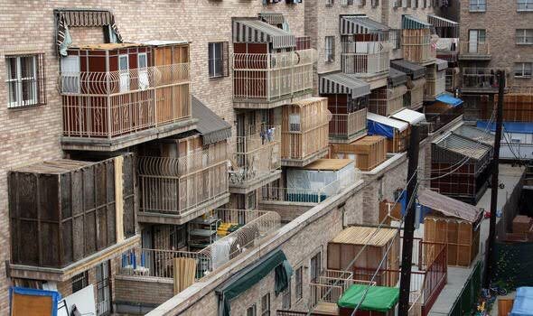 Brooklyn’de yaşayan Ortodoks Yahudilerin Sukot Bayramı’nda bina cephelerine kurdukları “Sukah”lar.