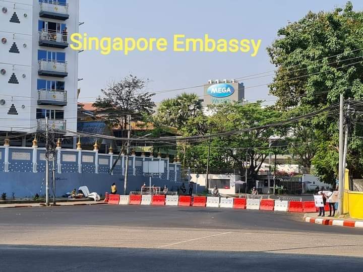 bluemr88's tweet photo. Almost every entrances to the road to the embassies were barricaded by the military in case they fear for the protesters’ meeting with the ambassadors.Junta already restricted the internet to control opposition to the coup.
#Feb23Coup 
#WhatsHappeningInMyanmar
@UN @freya_cole https://t.co/rrWMVfk8Sk