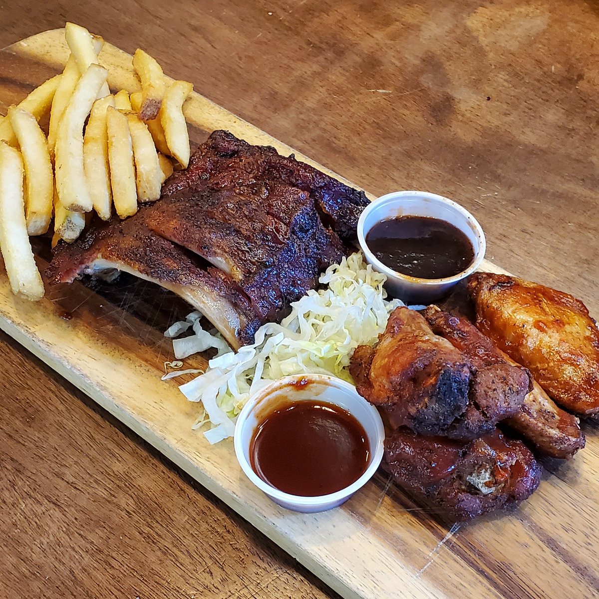 sugarfirewesty's tweet photo. It's time for the weekly Special!!!! Get ready for our "Wings and Things!" 4 beautifully smoked and fried hot wings and 4 bones of our smoked pork ribs! Available while supplies last! Grab yours for only $13.99!!!
#sugarfirewesty #weeklyspecial #wingsandthings #hotwings #porkribs https://t.co/nzSPkPPQHP
