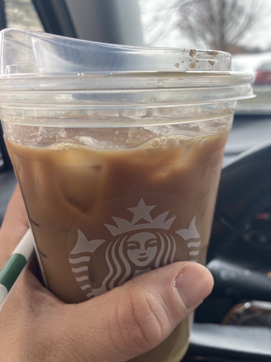 mandacotti23's tweet photo. @Starbucks this is the 2nd time my coffee is missing about an ounce or two.  At 3.50 for 16 oz it seems like y’all owe me $0.50 https://t.co/pct70ETYXe