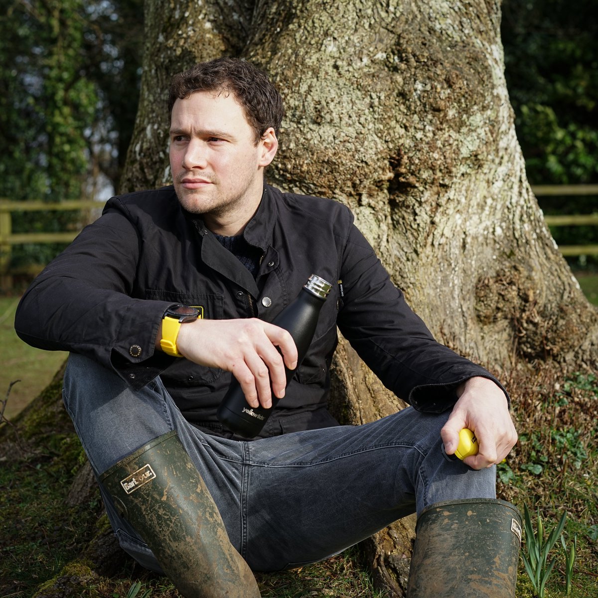 Stay hydrated on a long walk with our double-walled, vacuum insulated bottles - drinks stay ice-cold for up to 24 hours. Build your own bottle at yellowlids.com - #tuesdaymotivation #inbizhour #yellowlids