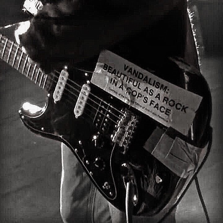 Панк рок гитара. Электрогитара эстетика. Панк гитара. Slipknot гитарист. Электрогитара стикер.