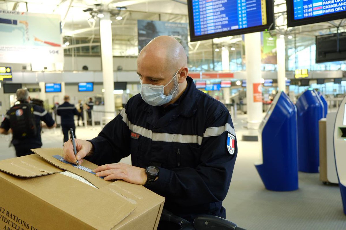 SecCivileFrance's tweet image. Départ de l’#ESCRIM à #Mayotte : parmi les 35 sapeurs-sauveteurs et sapeurs-pompiers du détachement, des médecins, des infirmiers, des auxiliaires de santé, des pharmaciens, des logisticiens. 
Ils sont #TousMobilisés aux côtés du personnel soignant pour lutter contre la #COVID19.