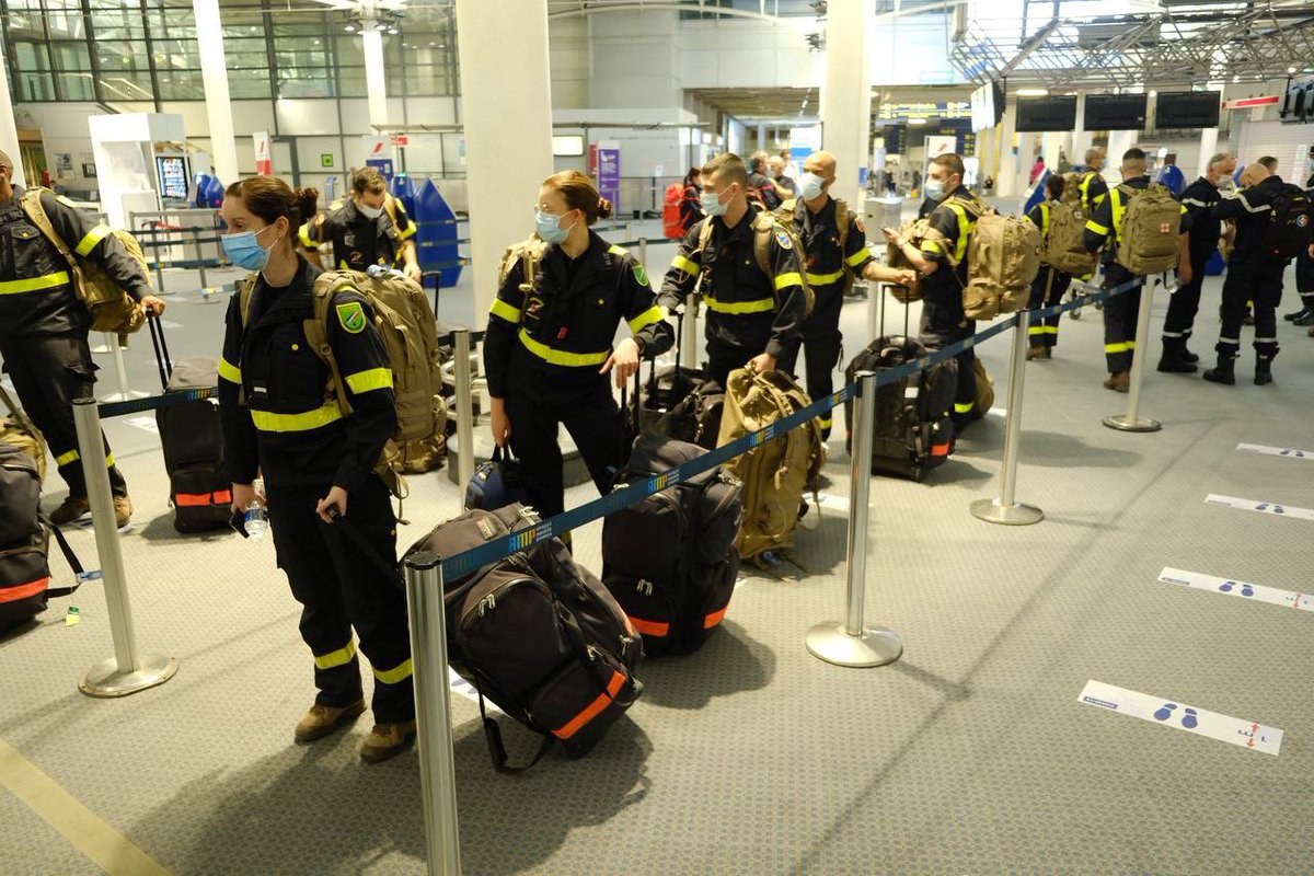 SecCivileFrance's tweet image. Départ de l’#ESCRIM à #Mayotte : parmi les 35 sapeurs-sauveteurs et sapeurs-pompiers du détachement, des médecins, des infirmiers, des auxiliaires de santé, des pharmaciens, des logisticiens. 
Ils sont #TousMobilisés aux côtés du personnel soignant pour lutter contre la #COVID19.