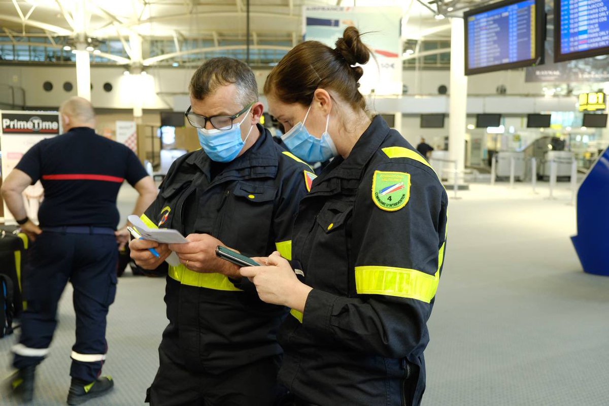 SecCivileFrance's tweet image. Départ de l’#ESCRIM à #Mayotte : parmi les 35 sapeurs-sauveteurs et sapeurs-pompiers du détachement, des médecins, des infirmiers, des auxiliaires de santé, des pharmaciens, des logisticiens. 
Ils sont #TousMobilisés aux côtés du personnel soignant pour lutter contre la #COVID19.