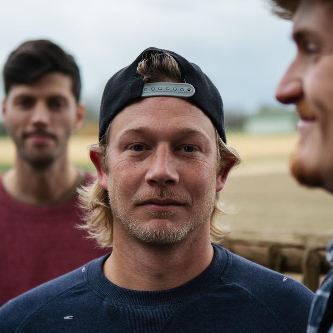 “Ik ben een meester in mijn vak.
Ik krop zoveel op, vul het hele groentenschap
Karrenvrachten vol, woede en verdriet
Houdt alles lekker binnen want dan bederft het niet.”

Uit het nummer: ‘Kaken op elkaar’. De release is begin maart. Ben jij ook zo benieuwd? 👀

📷: Arno Stevens