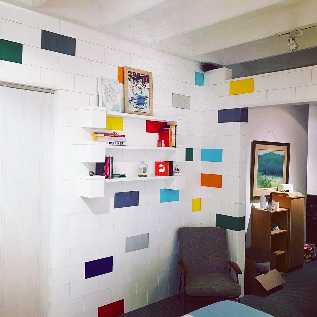 EverBlock's tweet photo. Add #EverBlock shelving units directly into the design of your wall or divider to showcase books, precious photos and chachkas. Easily reconfigure as needs change!
#roomdivider #temporarywall #bedroomdesign #modularbuildingblocks #lifesizeblocks #bigblocks #interiordesign #DIY https://t.co/XZviKjPZEY