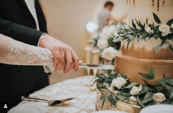 Life’s short, eat dessert first 🍰
📸 @jillhouserphotography
NEWLY ENGAGED COUPLES: we are currently offering a great deal for all new bookings, DM for info! 📩