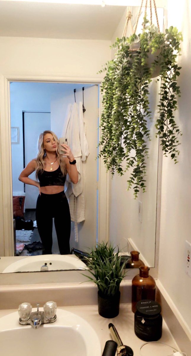 alexyskarli's tweet photo. where i was vs where i am now. Officially but still ~ONLY~ 2 months in 💜💜 https://t.co/Iwcwz77WNQ