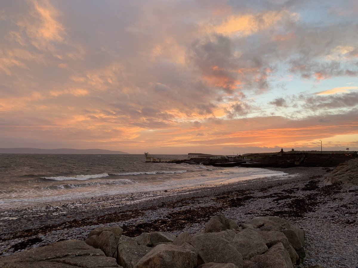 UniOfGalwaySU's tweet photo. Stunning Salthill skies this evening 😍
#5kmfromhome #KMChallenge #Galway #GrandStretch https://t.co/lE1LfFc2sO