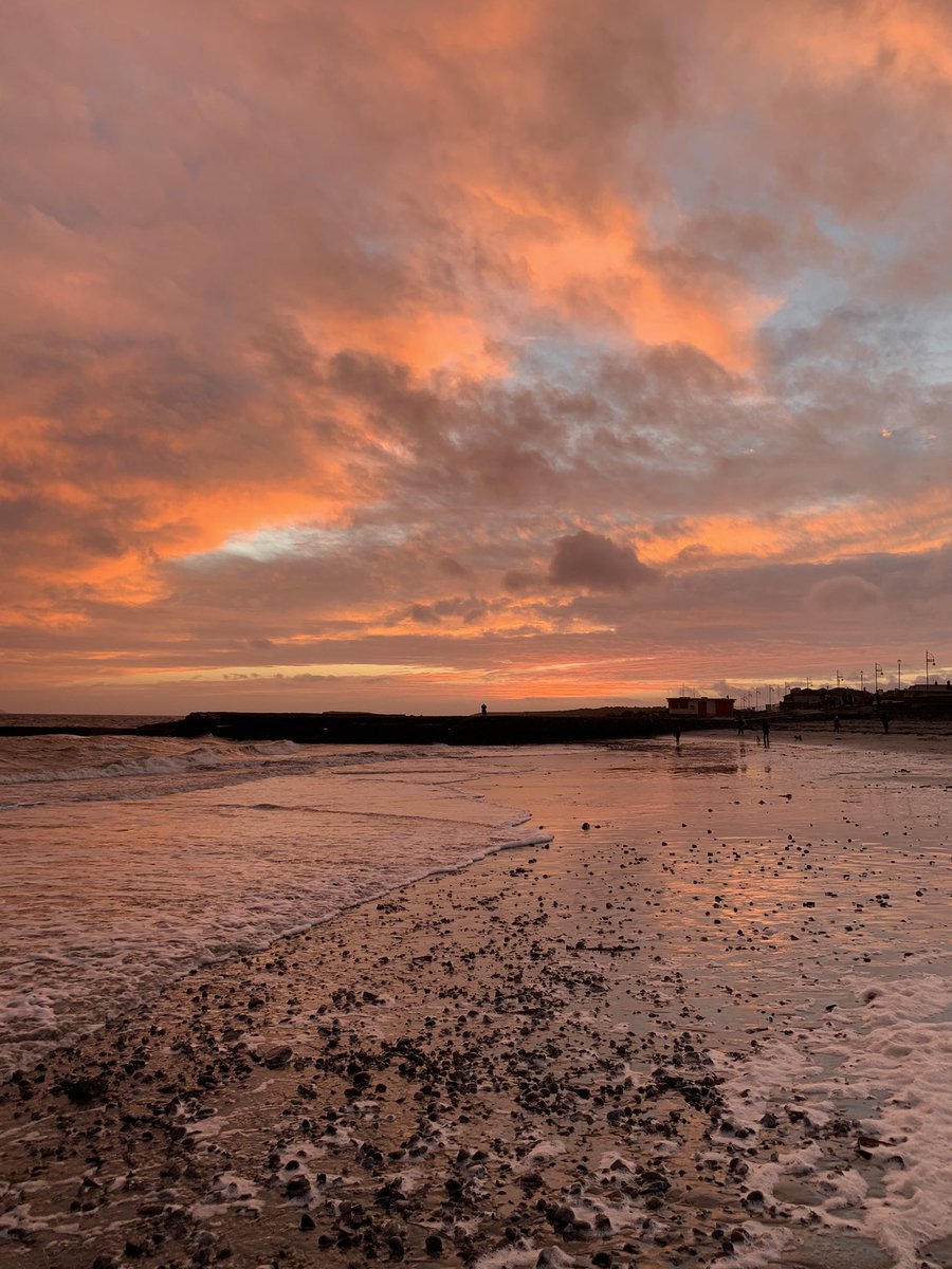 UniOfGalwaySU's tweet photo. Stunning Salthill skies this evening 😍
#5kmfromhome #KMChallenge #Galway #GrandStretch https://t.co/lE1LfFc2sO