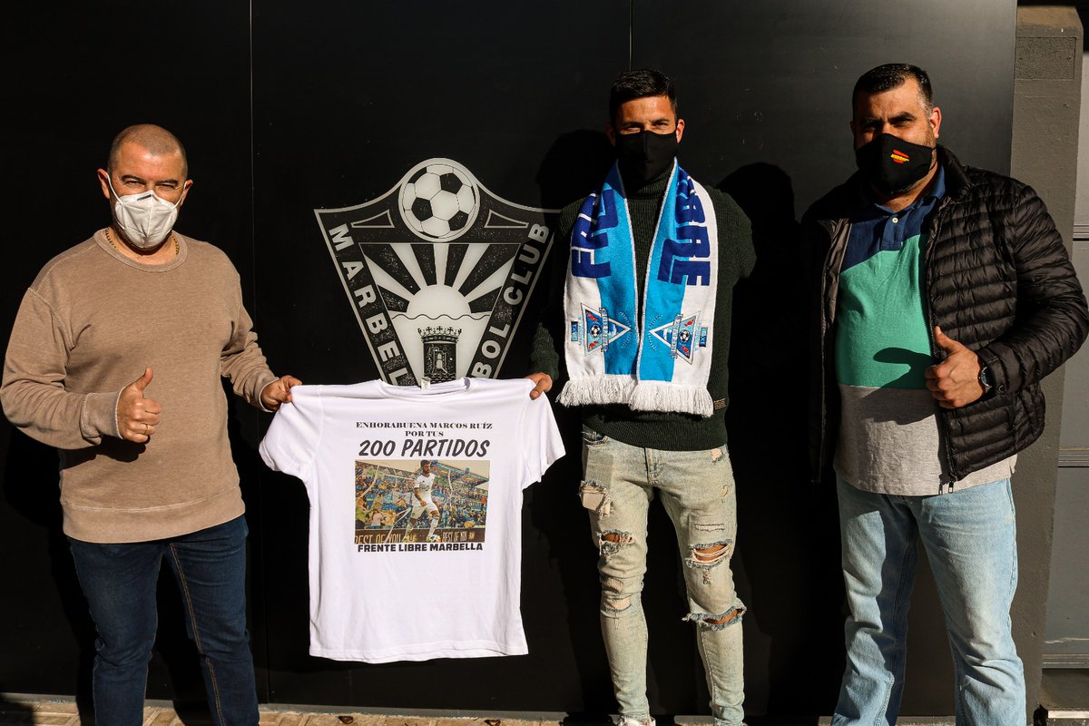 FrenteLibre's tweet photo. por fin le hemos podido entregar la camiseta a Marcos Ruiz,2°capitan por sus 200 partidos con el Marbella F.C. esperamos que sean muchos más defendiendo el equipo de tu ciudad. Debido a la COVID-19 solo hemos podido asistir una  representación de la peña Frente Libre Marbella. https://t.co/udm9mq3zFf