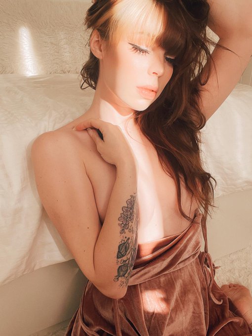 happy birthday to one of my favorite people on this planet @heyashleytea ✨❤️🌿 https://t.co/BActrAGCv