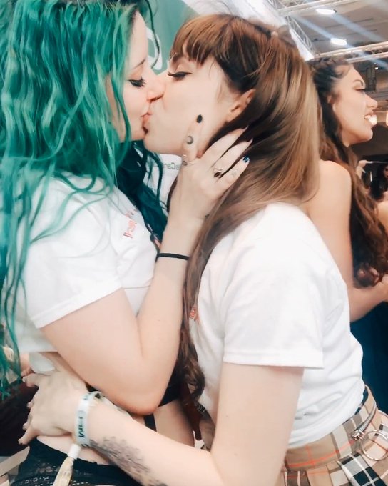 happy birthday to one of my favorite people on this planet @heyashleytea ✨❤️🌿 https://t.co/BActrAGCv