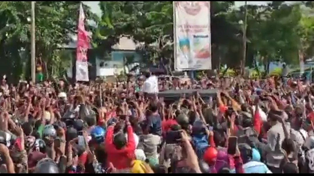 Mistermann_twit's tweet photo. Bayar denda 50 jt, dilaporkan, dipenjara, pengawalnya ditembak mati. Klo mau dianggap dia sbg pemimpin yg adil harusnya siih gitu jg..
https://t.co/J2G6gHSvbF