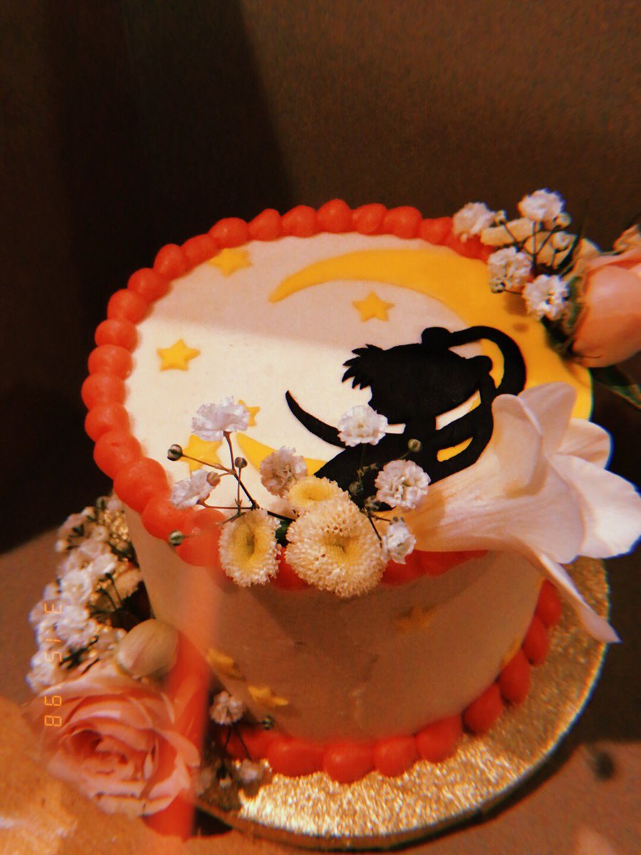 mini #SailorMoonCake inspired by late 80s/early 90s cake decorating 💖🌙🌹✨ #SailorMoon #minicake #vintagecake