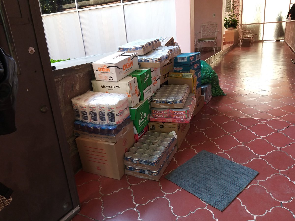 Seguridad_Leon's tweet photo. Hoy la SSP se solidariza con las madres del Convento Hermanas Clarisas Capuchinas, donde lamentablemente más del 50% de ellas se encuentran enfermas de Covid-19. Se les llevaron alimentos y artículos de primera necesidad.
Nuestro apoyo y oraciones están con ustedes hermanas. https://t.co/VJySgFrJHM