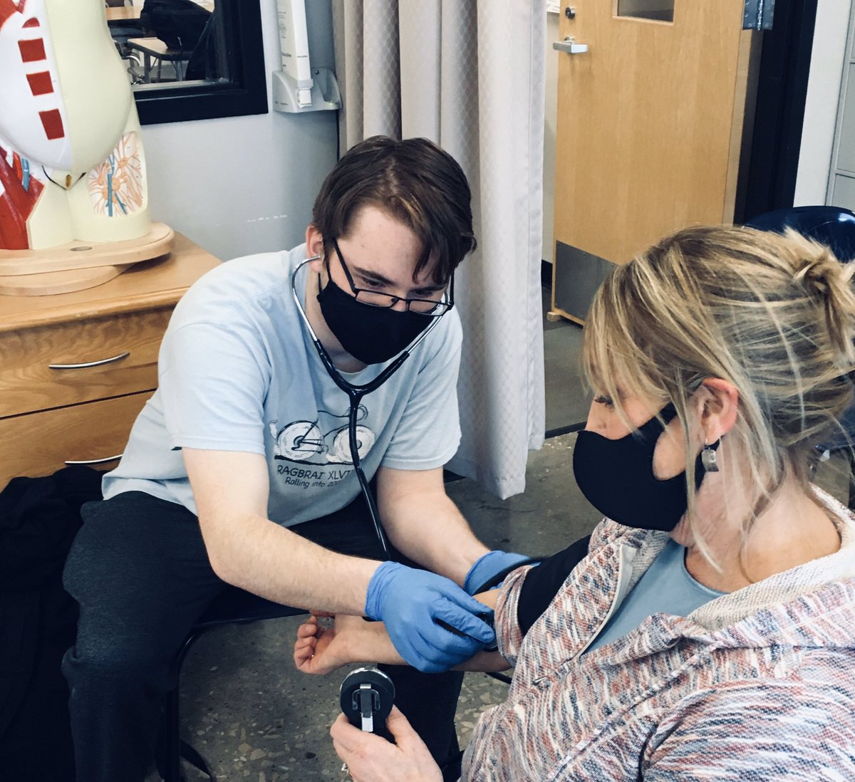 lhilliowa's tweet photo. Our @CentralCampusDM CNA students were hard at work learning how to properly take a patient’s blood pressure reading & check a pulse. I think they did a fantastic job. Very professional. My blood pressure was great! #CTE #ThinkLearnGrow https://t.co/2SPGjNet1B