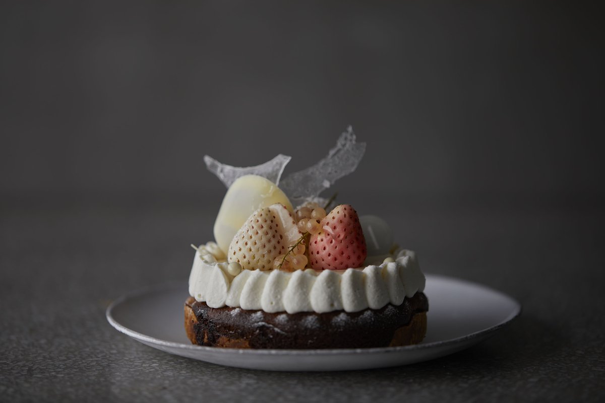 Patisserie Asako Iwayanagi ホワイトデー限定ケーキのご案内 2 3 タルトビジュー白いちご ホワイトデー仕様に白とピンクの苺をデコレーション パイ生地にアーモンドクリームと共に赤いちごを焼き込み フロマージュブランクリームとバニラの