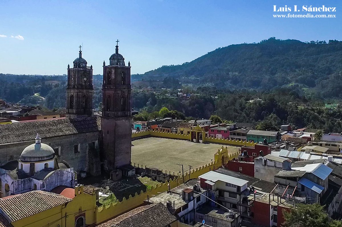 luisignaciosan's tweet photo. Grabando video para una farmacia de la región, aproveché para tomar esta captura de la Parroquia de Santa María de la Asunción, con el incondicional #DJI #Phantom3Advanced. 

Videos y fotos aéreas: https://t.co/xNyO1IVk8z 

#Tlatlauquitepec #drone #fotoaerea #teziutlan https://t.co/MCZXwyn96C