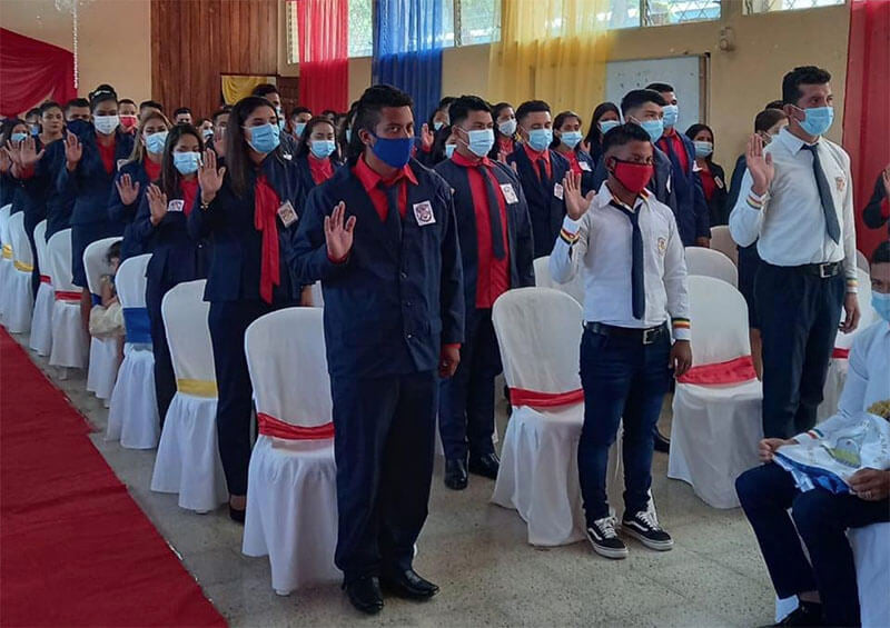 Anden1979's tweet photo. Cabe destacar que cada uno de los docentes egresados se integrarán a las aulas de clases en Educación Primaria, para transmitir buenas nuevas, desarrollar conocimientos y valores morales en las nuevas generaciones.

 Más información👉👉  https://t.co/YlXMhsCbuH https://t.co/GFz5Voa6LH
