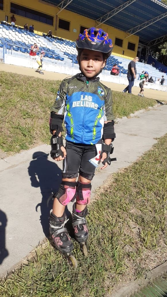 ¡Una promesa del patinaje! Se realizó el primer festival de Escuela Básica de Patinaje, la atleta
Eileen Abigail Andrade Carrillo de 7 años, fue la más destacada del equipo tecleño al ganar un primer lugar y dos segundos lugares.