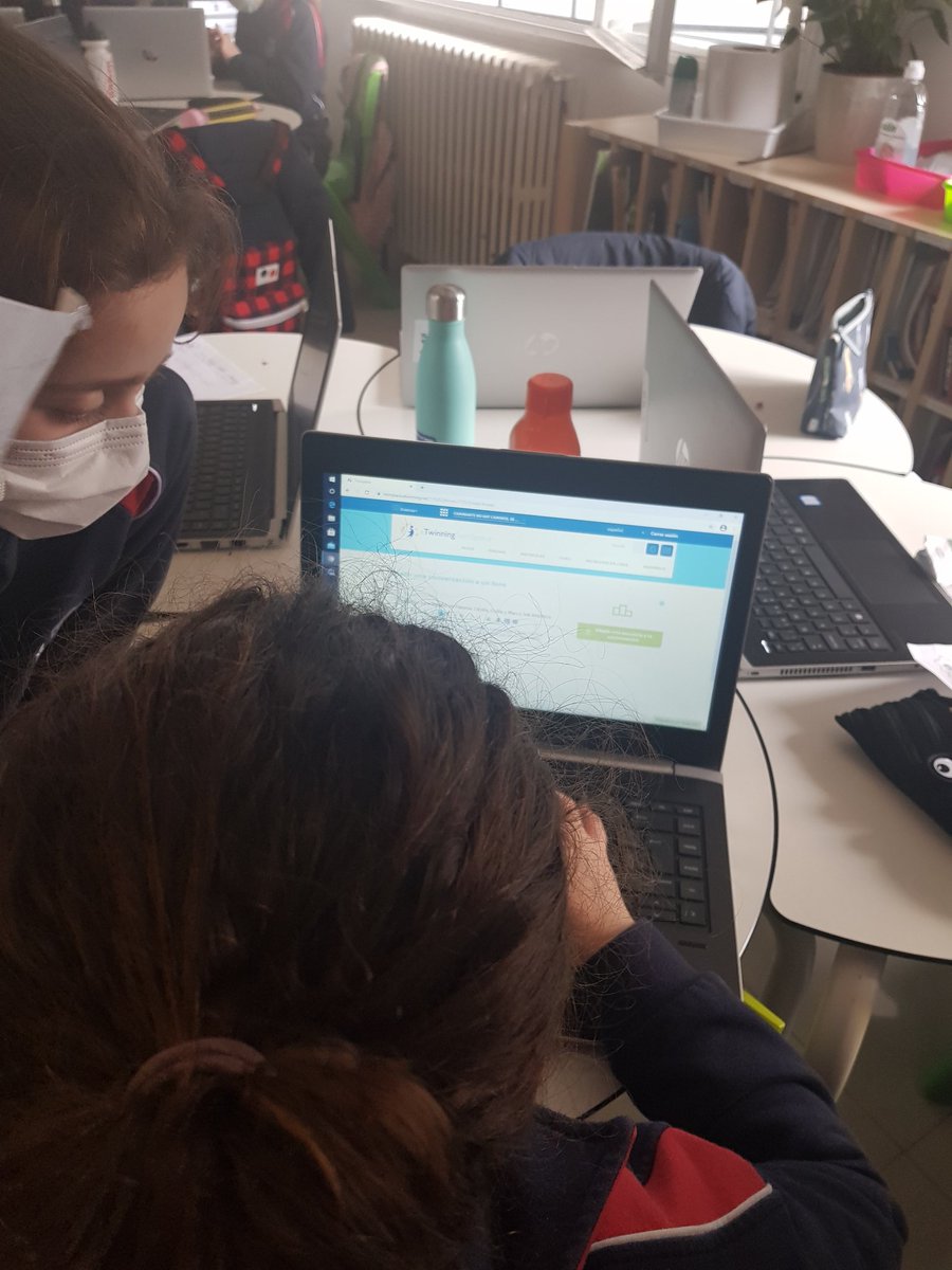 AEtwinning's tweet photo. En quinto seguimos con el  proyecto "Caminante no hay camino, se hace camino al leer". Después de comparar fragmentos de Don Quijote y Orlando el Furioso escriben sus definiciones de amistad e ira en el foro, esperando la respuesta de los socios @eTwinning_es @eTwinningEurope https://t.co/ma3dT87JyD