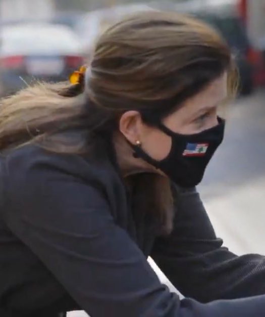 وزّعي شوكولاتة و طعميهم 😂
 #سفيره_الكمامه