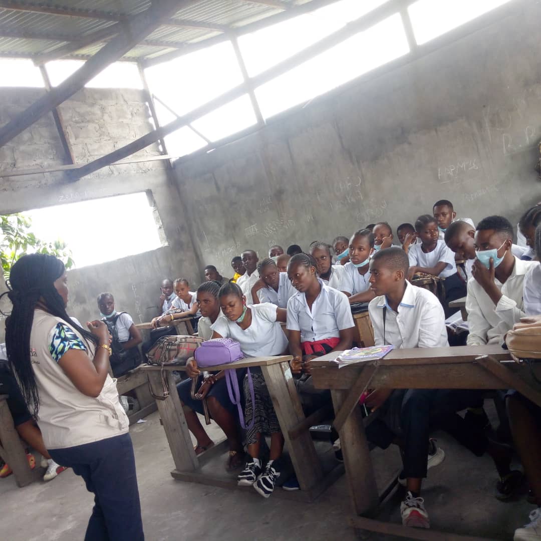 jeuvisasbl's tweet photo. Reprise d'activités après la reprise des cours. Visite du PO #GraceSalima lors de la session avec les AA scolaires. @tisgrade @CocoNestymukoka @pierrotmbela @SCIDRC @UNFPA @BavonHofee https://t.co/xhFIdDZfTL