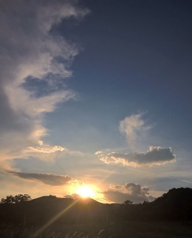 Göğe bakmalı,rüzgârı yüzünde hissetmeli,
Az da olsa güneşin sıcaklığını duyumsamalı,
           ....Sonra sevmeli...
"İnsan çokça sevmeli"