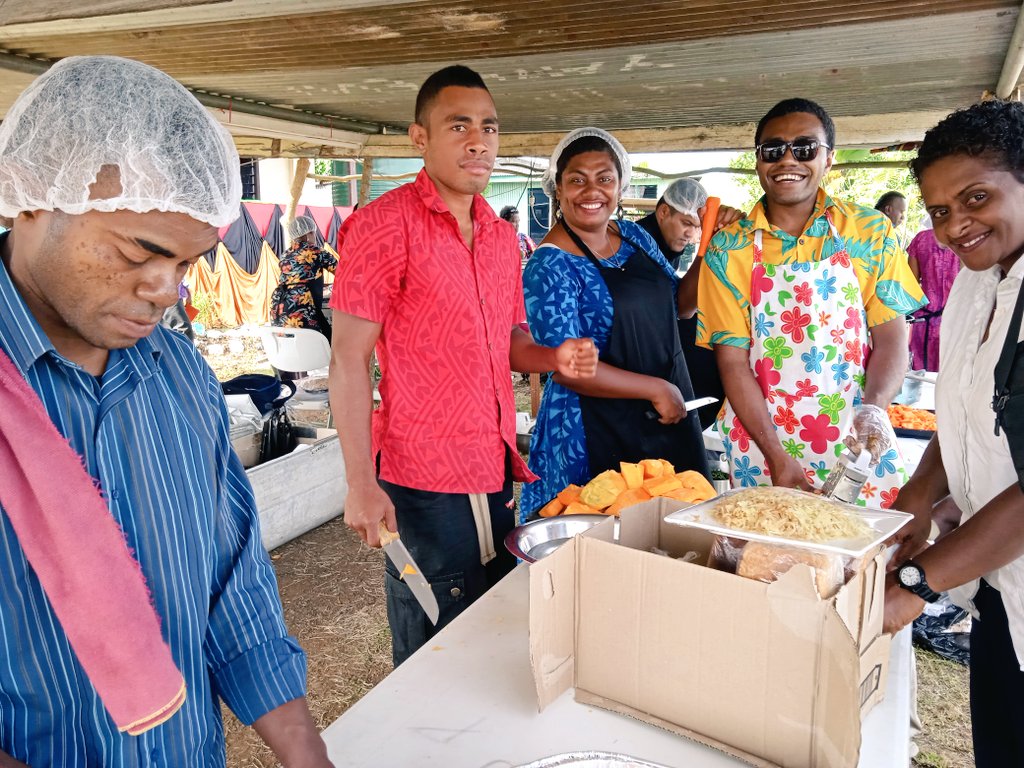 LaRokovucago's tweet photo. Barotu/Rokoroko guys from Ra #Fiji 🇫🇯 take a break from their farm to help out with the cooking. #RuralCooking #Fiji #FarmersTurnedChefs https://t.co/FRS8VE1tcR