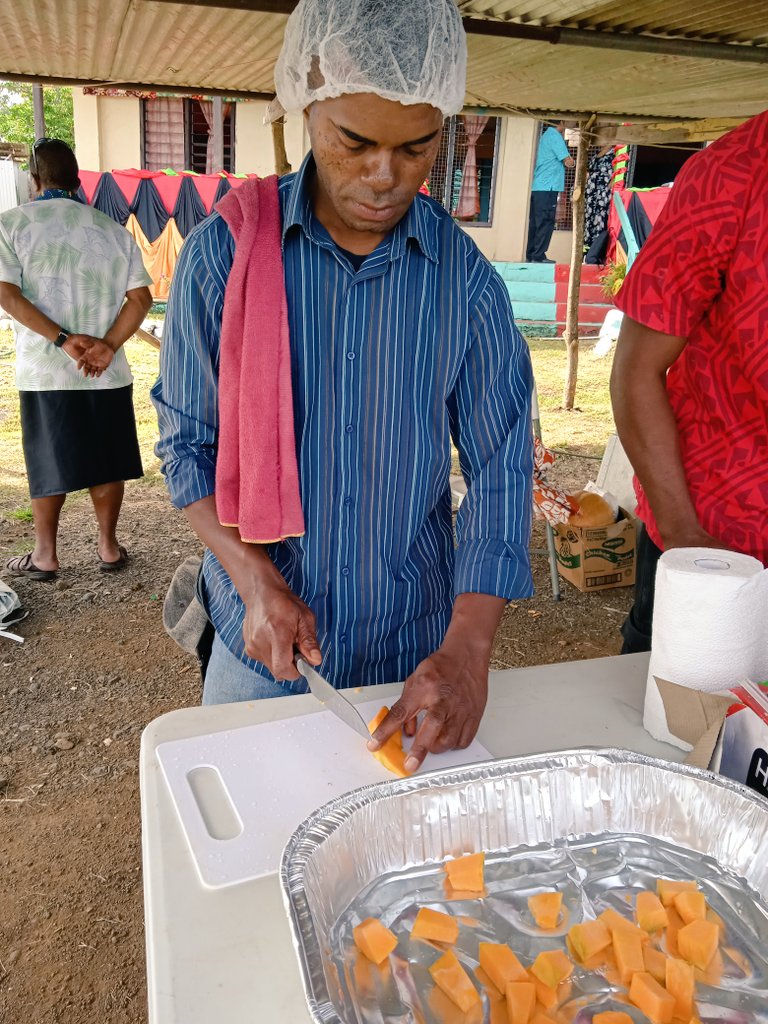 LaRokovucago's tweet photo. Barotu/Rokoroko guys from Ra #Fiji 🇫🇯 take a break from their farm to help out with the cooking. #RuralCooking #Fiji #FarmersTurnedChefs https://t.co/FRS8VE1tcR