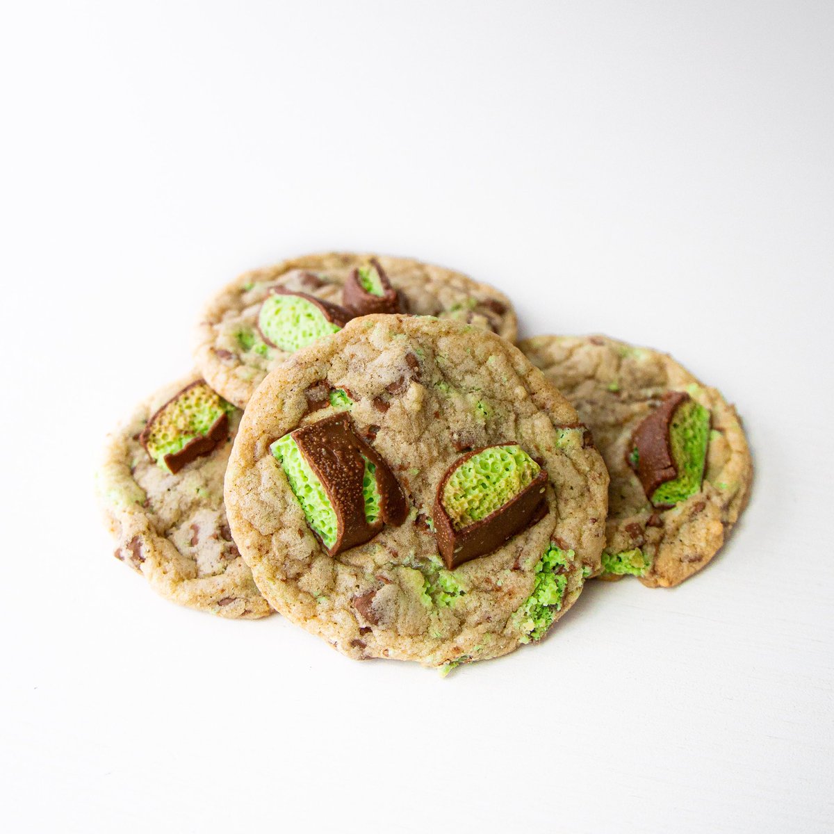 MB_Occasions's tweet photo. Peppermint Aero &amp; Chocolate Chip Cookies

Pre-order your box
Link in Bio

What’s included:
- 4 Lucky Charms Cereal Blondies
- 4 Peppermint Aero &amp; Chocolate Chip Cookies
- 6 Millionaire Bars

$20 / Box
Pick-up Only <Burnaby>
Sunday, March 14th
Between 9:30-11:00AM

#mboccasions https://t.co/Xgm3LnK72j