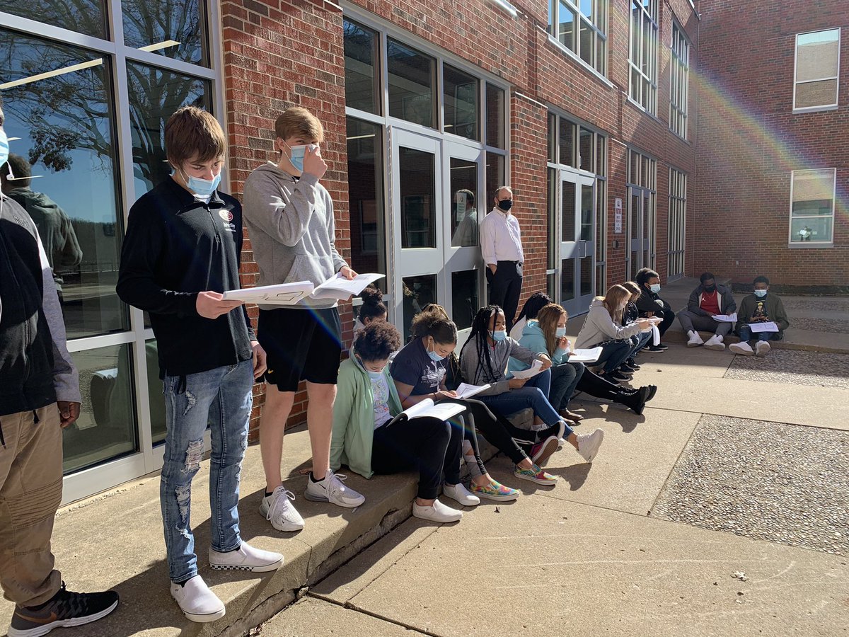 EmiliSabourin's tweet photo. Beautiful day to read Shakespeare in the courtyard 🤓🌞 #ReadWithSabourin https://t.co/5slEo43Jbn