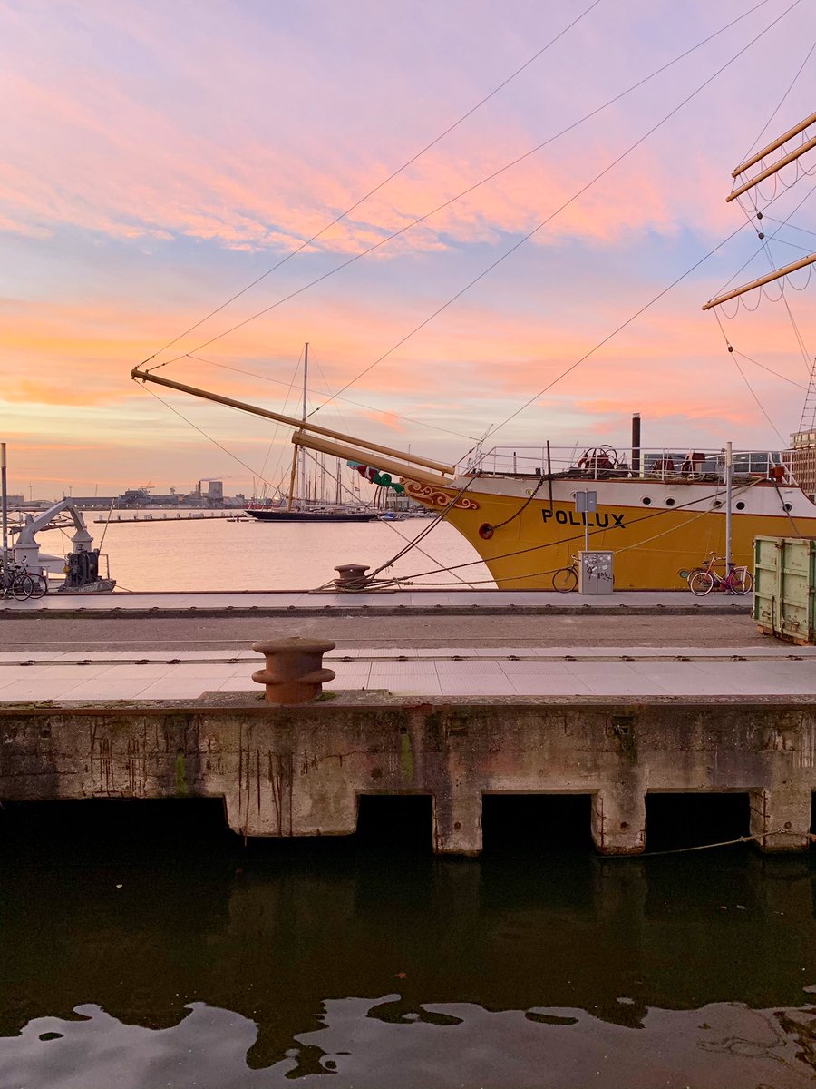 eventjes's tweet photo. Wij slapen vannacht op het Botel bij de NDSM werf.
Basic, maar betaalbaar, toffe locatie, mooie zonsondergang en natuurlijk heel gezellig met z’n drietjes.
Op https://t.co/8G336Bz1UY kun je er binnenkort meer over lezen.
#botel #ndsm #streetart #amsterdam https://t.co/DyEOy5NKzK