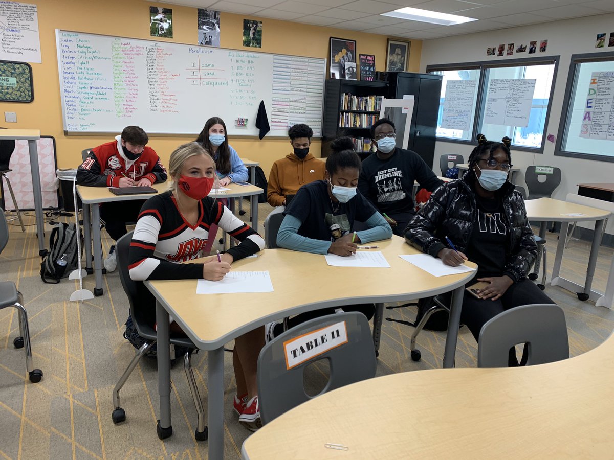 EmiliSabourin's tweet photo. Child Lit students met @breanneclaws78’s AMAZING virtual Kindergarten class yesterday and learned what kinds of books they like to read so we can write the perfect book for each kid. So excited for this partnership 🤓 #ReadWithSabourin https://t.co/B7cADmF5xP