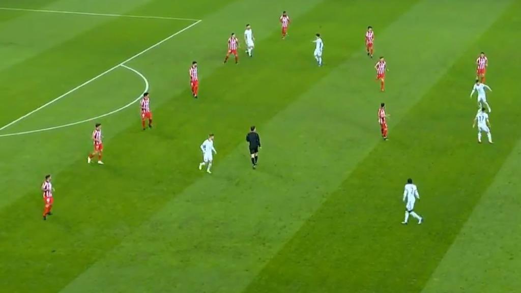 Simeone homenajea al 23F colocando el Autobús de Maguregui 
Noventa minutos y ni un tiro a puerta y derrotado con justicia por acierto del Var