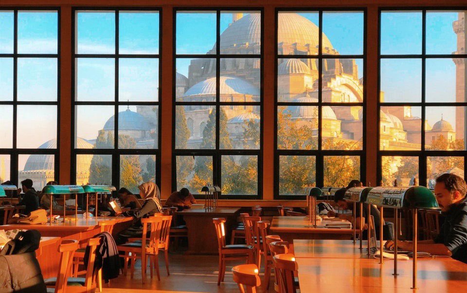 La vue de la bibliothèque universitaire d'Istanbul