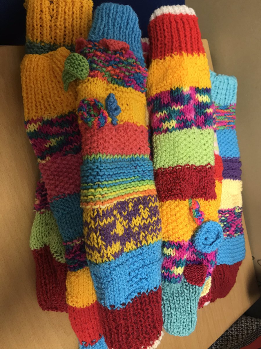 Thank you 😊 so much Elspeth for our lovely pack of bright, soft, knitted cannula sleeves for our patients living with dementia. We are sharing them with @emilyoliverdem 💙 #actofkindness @PatientExpPHU @HfdnwUkOfficial @QAHospitalNews