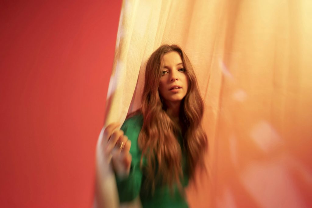 #Música // Jade Bird estrena #Openuptheheavens muestra las capacidades de composición que tiene Jade. Como su canción favorita de su nuevo álbum, y fiel a la clásica narrativa musical, fue la última que escribió y grabó.
bit.ly/3kekpAe