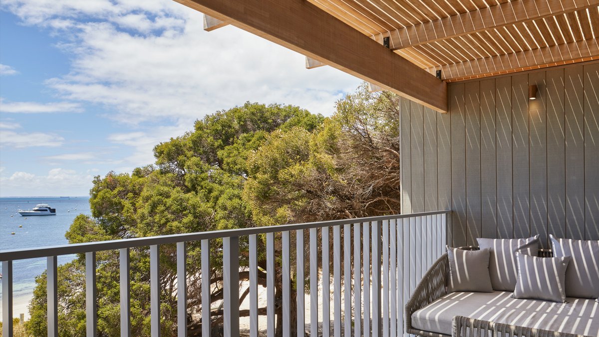abodowood's tweet photo. Clean coastal lines by the clever folk at Christou Design Group. Here in Rottnest Island Vulcan Screening with Sioo:x wood finish looks right at home.
Specification and delivery by Abodo’s WA partner Austim Timber.

More about Vulcan Screening here >> https://t.co/gXAVEiIo8t https://t.co/G9pUmXdUE9