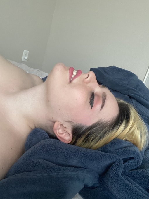 presenting: unedited photos in which i try new makeup and my hair does a weird bouffant thing https://t