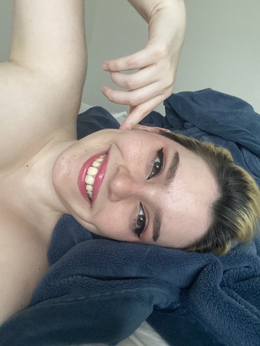 presenting: unedited photos in which i try new makeup and my hair does a weird bouffant thing https://t