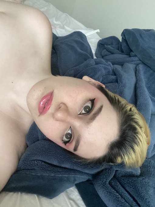 presenting: unedited photos in which i try new makeup and my hair does a weird bouffant thing https://t