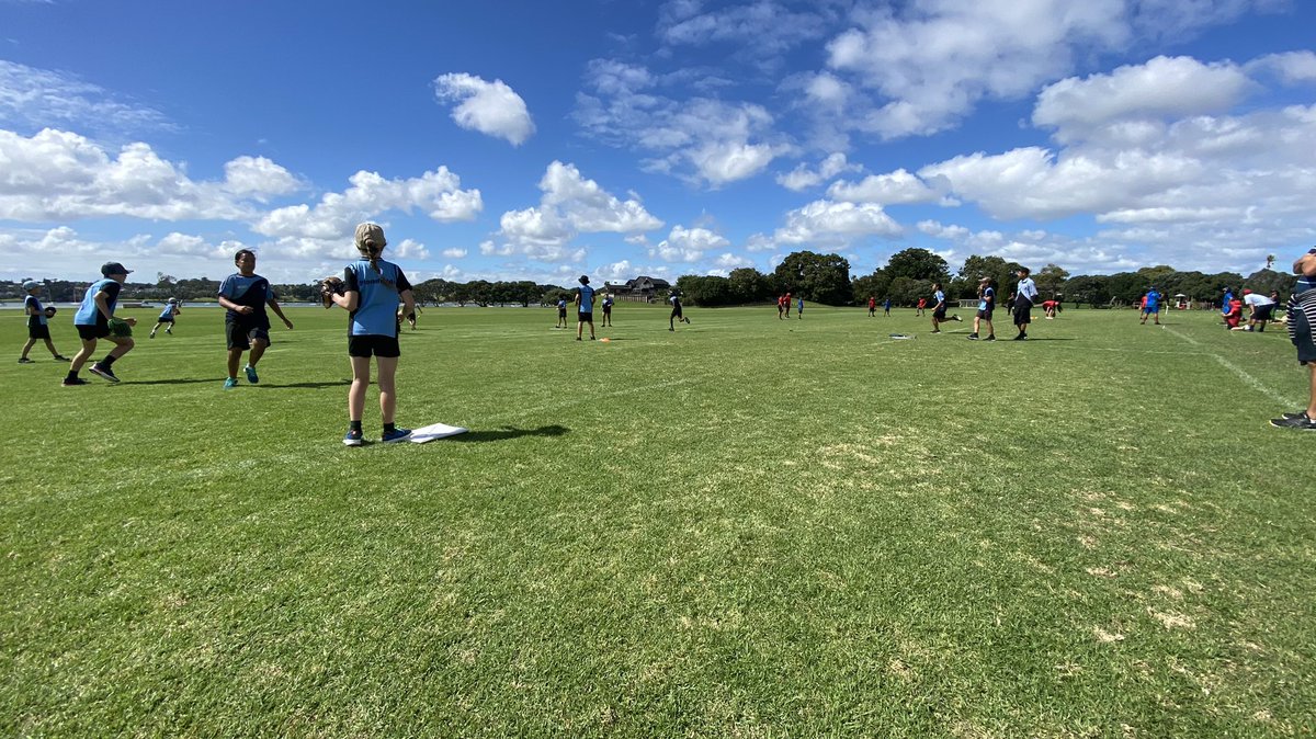 StonefieldsSch's tweet photo. Gorgeous day for Tamaki softball at the reserve. #hitahomerun https://t.co/Q066ls41Pi