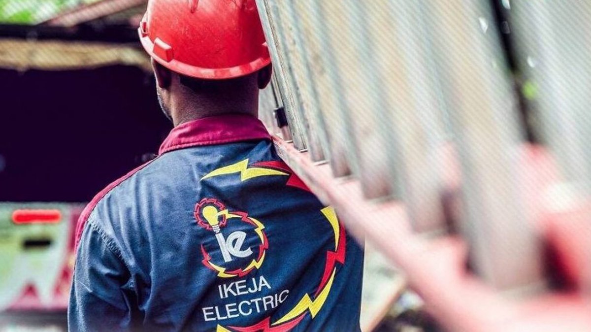 SaharaReporters's tweet photo. Lagos Residents Detain @IkejaElectric Officer, Vehicle Over Estimated Billing | Sahara Reporters
In expressing their anger, the residents seized him and his operational vehicle as they demanded immediate rectification of the hike in tariff.
READ MORE: https://t.co/PbTv2cbaqC https://t.co/UNxvPI9w2l