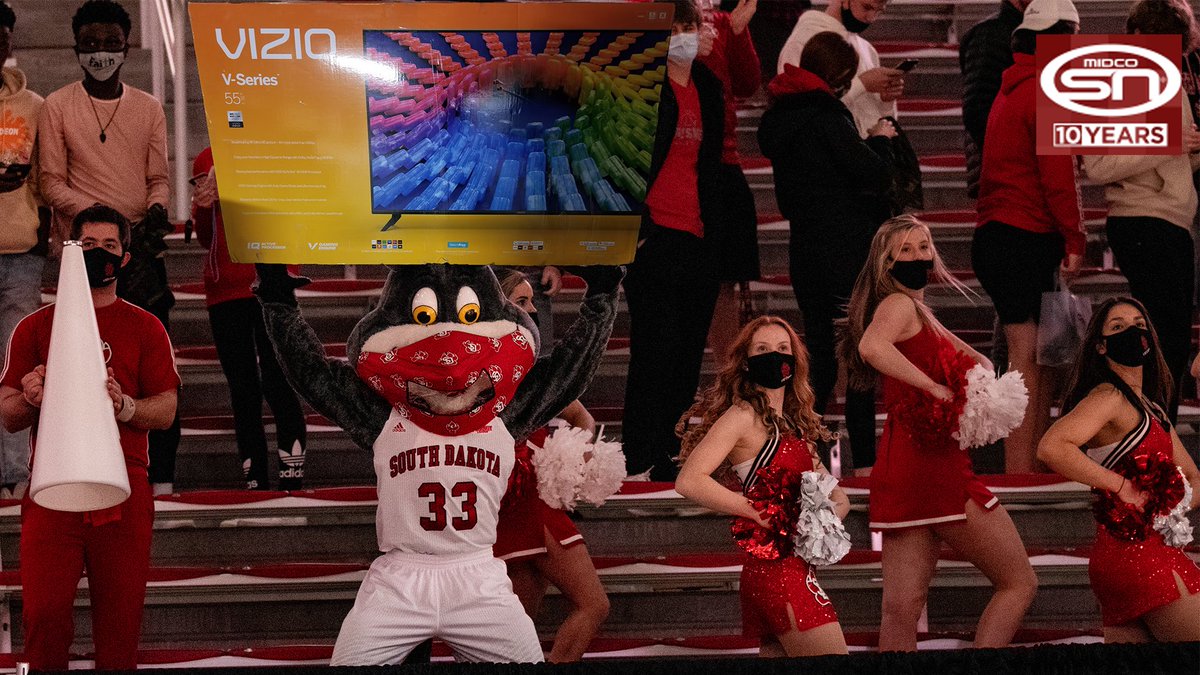 SDCoyotes's tweet image. We are giving away four 55 inch TVs courtesy of @MidcoSN 📺

To enter to win simply RT and favorite this post. Winners will be announced at Sunday's Coyote 🏀 doubleheader.

#GoYotes | #WeAreSouthDakota