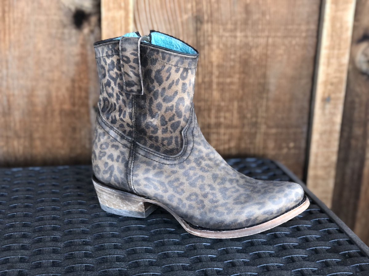 bootnshoe's tweet photo. There’s a new boot in town! With a side zip for easy on and off. Come to Boyer’s to get yours! #corral #corralboots #quincyillinois https://t.co/PJEBrjmH35