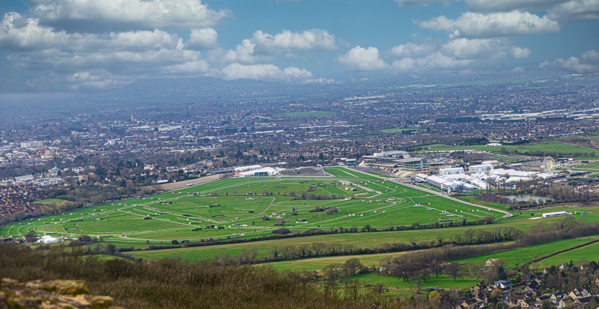 mjyharris's tweet photo. Cheltenham racecourse from the top of Cleeve Hill (without the bench). https://t.co/dJyPr58CcM